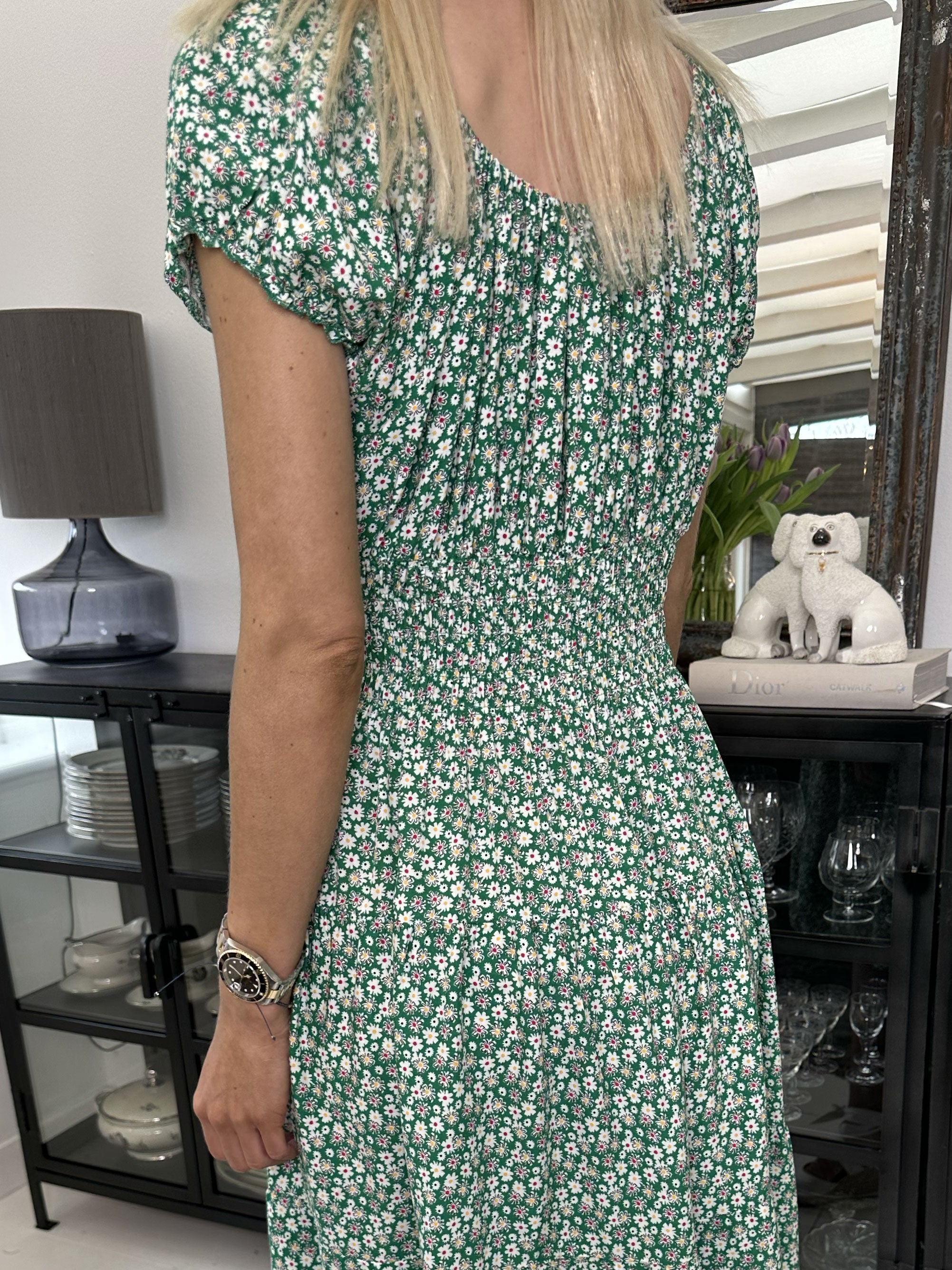 Finalia flower short - Sød småblomstret kjole med pufærmer og elastik i taljen